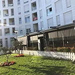 Rovena's - Free Parking Тирана