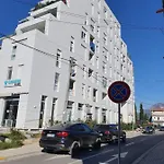 Rovena's - Free Parking * Тирана