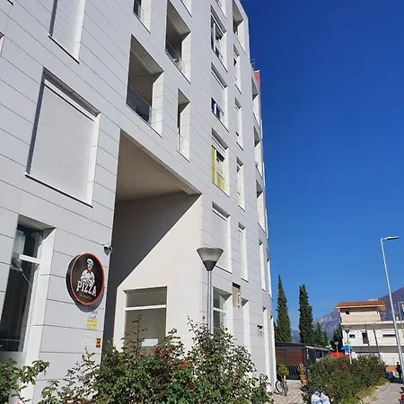 Rovena's - Free Parking *