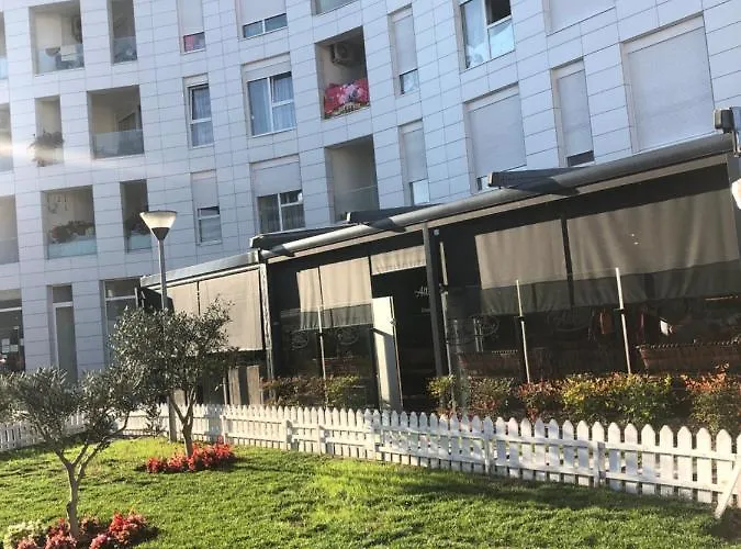 Rovena's - Free Parking Tirana