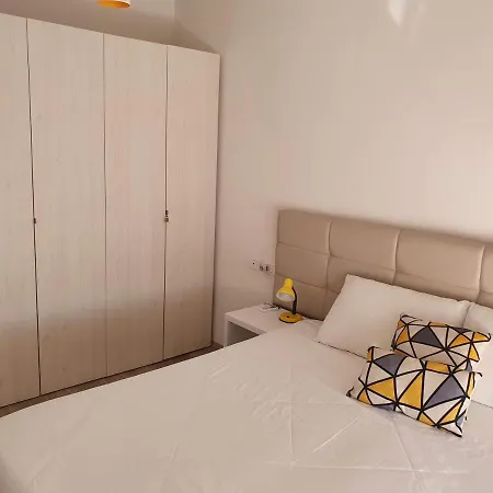 Rovena's - Free Parking *