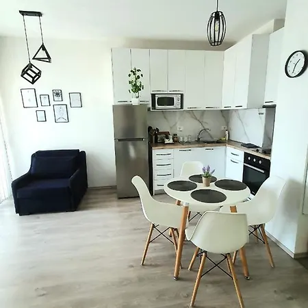 Rovena's - Free Parking *