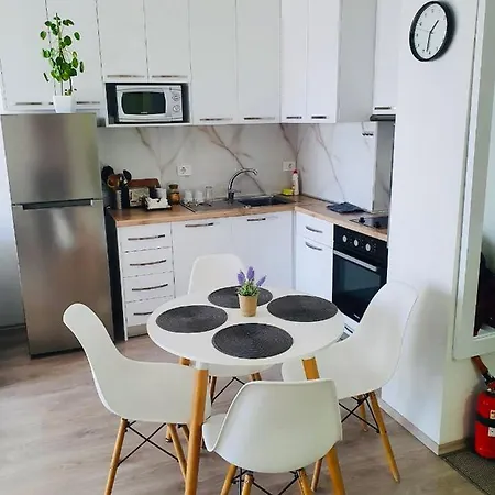 Rovena's - Free Parking *