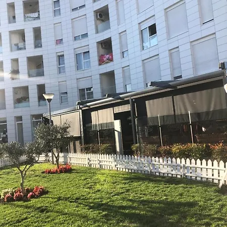 Rovena's - Free Parking Tirana
