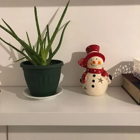 Rovena's - Free Parking